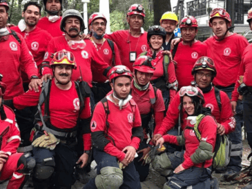 Los Topos Tlatelolco utilizan tradicionalmente overol rojo con pantalón azul oscuro. CORTESÍA