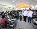 Fotografía cedida por la UNAM que muestra al rector Leonardo Lomelí Vanegas (c-d), supervisando la aplicación del examen de admisión en Oaxaca. EFE/UNAM