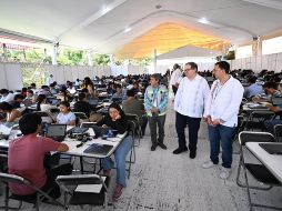 Fotografía cedida por la UNAM que muestra al rector Leonardo Lomelí Vanegas (c-d), supervisando la aplicación del examen de admisión en Oaxaca. EFE/UNAM