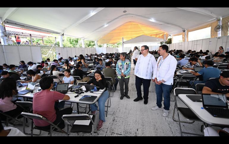 Fotografía cedida por la UNAM que muestra al rector Leonardo Lomelí Vanegas (c-d), supervisando la aplicación del examen de admisión en Oaxaca. EFE/UNAM