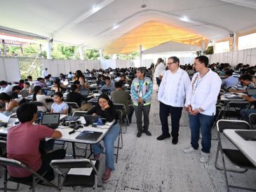 Fotografía cedida por la UNAM que muestra al rector Leonardo Lomelí Vanegas (c-d), supervisando la aplicación del examen de admisión en Oaxaca. EFE/UNAM