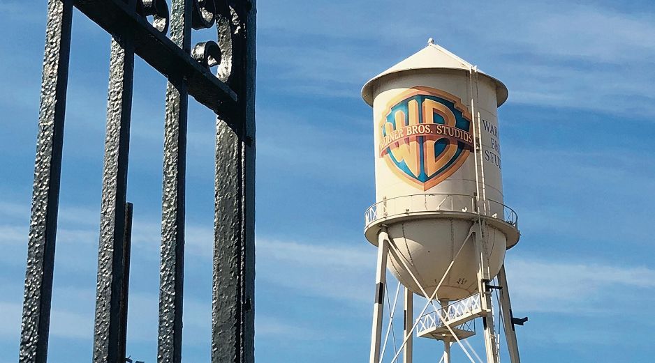 Toma aérea del logo de Warner Bros. Discovery, cuya fusión con Paramount podrá concretarse si ambas compañías superan la demanda interpuesta en su contra por 12 estados de EU. ESPECIAL