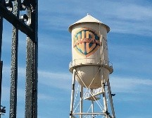 Toma aérea del logo de Warner Bros. Discovery, cuya fusión con Paramount podrá concretarse si ambas compañías superan la demanda interpuesta en su contra por 12 estados de EU. ESPECIAL