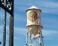 Toma aérea del logo de Warner Bros. Discovery, cuya fusión con Paramount podrá concretarse si ambas compañías superan la demanda interpuesta en su contra por 12 estados de EU. ESPECIAL