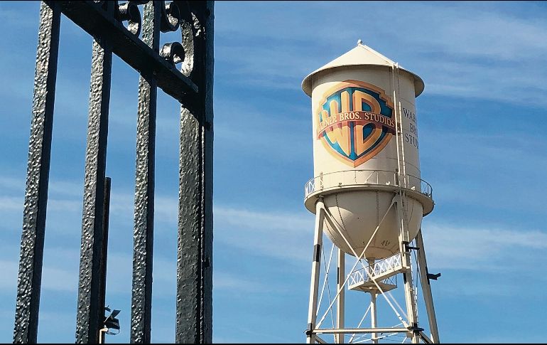 Toma aérea del logo de Warner Bros. Discovery, cuya fusión con Paramount podrá concretarse si ambas compañías superan la demanda interpuesta en su contra por 12 estados de EU. ESPECIAL