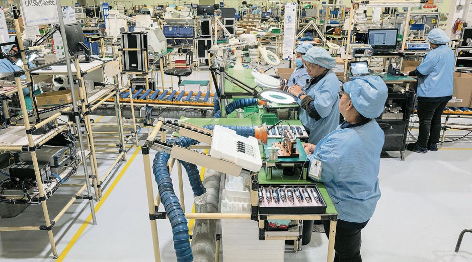 México es el segundo exportador a nivel mundial de infraestructura para operar sistemas de IA, como los semiconductores,  pero especialistas y organismos señalan que la falta de una estrategia nacional, el desconocimiento de sus funciones y la ausencia de un plan para integrar la herramienta, frenan la adopción de esta tecnología en las operaciones de las empresas. AFP