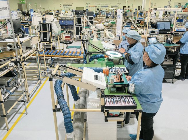 México es el segundo exportador a nivel mundial de infraestructura para operar sistemas de IA, como los semiconductores,  pero especialistas y organismos señalan que la falta de una estrategia nacional, el desconocimiento de sus funciones y la ausencia de un plan para integrar la herramienta, frenan la adopción de esta tecnología en las operaciones de las empresas. AFP