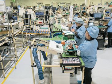 México es el segundo exportador a nivel mundial de infraestructura para operar sistemas de IA, como los semiconductores,  pero especialistas y organismos señalan que la falta de una estrategia nacional, el desconocimiento de sus funciones y la ausencia de un plan para integrar la herramienta, frenan la adopción de esta tecnología en las operaciones de las empresas. AFP