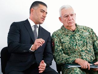Los dos integrantes del gabinete se reunieron en Morelia. AFP