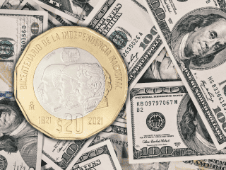 La divisa local alcanzó un nuevo mínimo anual impulsada por el debilitamiento global del billete verde y un entorno de menor aversión al riesgo. ESPECIAL/Canva