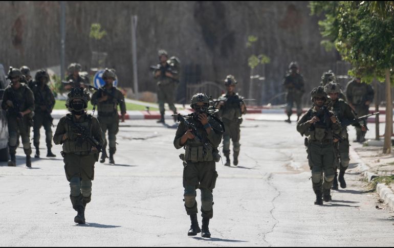 Soldados del ejercito israelí patrullan las calles de Qusra, una localidad de Cisjordania ocupada situada al sur de Nablus, el jueves 13 de agosto de 2026. Foto AP/M. Mohammed