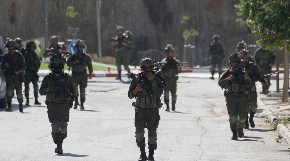 Soldados del ejercito israelí patrullan las calles de Qusra, una localidad de Cisjordania ocupada situada al sur de Nablus, el jueves 13 de agosto de 2026. Foto AP/M. Mohammed