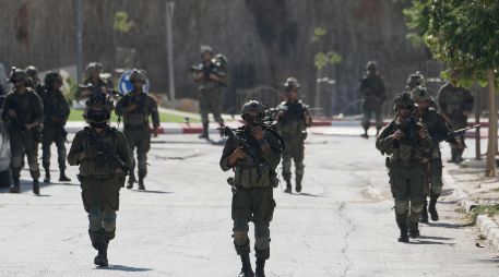 Soldados del ejercito israelí patrullan las calles de Qusra, una localidad de Cisjordania ocupada situada al sur de Nablus, el jueves 13 de agosto de 2026. Foto AP/M. Mohammed