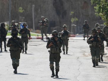 Soldados del ejercito israelí patrullan las calles de Qusra, una localidad de Cisjordania ocupada situada al sur de Nablus, el jueves 13 de agosto de 2026. Foto AP/M. Mohammed