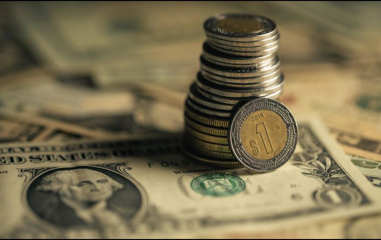 El superpeso acumula una ganancia de 0.9% en las últimas cuatro jornadas y una apreciación de 5.7% en lo que va de 2026, colocándose como la sexta divisa con mejor desempeño, según datos de Bloomberg. ESPECIAL / CANVA