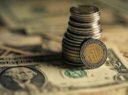 El superpeso acumula una ganancia de 0.9% en las últimas cuatro jornadas y una apreciación de 5.7% en lo que va de 2026, colocándose como la sexta divisa con mejor desempeño, según datos de Bloomberg. ESPECIAL / CANVA