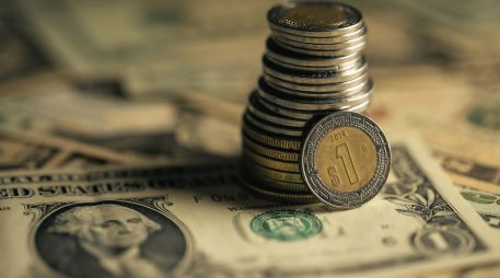 El superpeso acumula una ganancia de 0.9% en las últimas cuatro jornadas y una apreciación de 5.7% en lo que va de 2026, colocándose como la sexta divisa con mejor desempeño, según datos de Bloomberg. ESPECIAL / CANVA