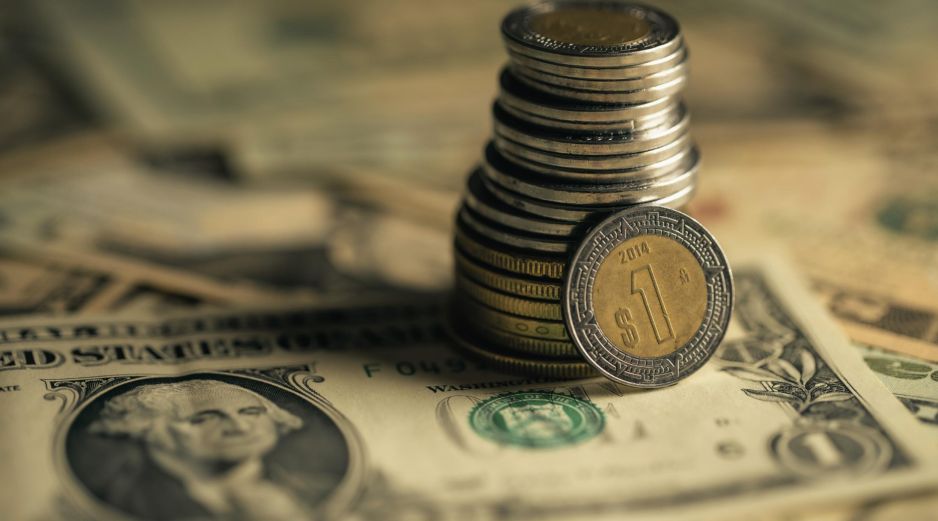 El superpeso acumula una ganancia de 0.9% en las últimas cuatro jornadas y una apreciación de 5.7% en lo que va de 2026, colocándose como la sexta divisa con mejor desempeño, según datos de Bloomberg. ESPECIAL / CANVA