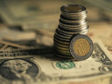 El superpeso acumula una ganancia de 0.9% en las últimas cuatro jornadas y una apreciación de 5.7% en lo que va de 2026, colocándose como la sexta divisa con mejor desempeño, según datos de Bloomberg. ESPECIAL / CANVA