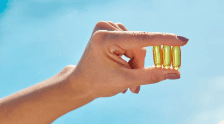 La automedicación, incluso con vitaminas consideradas seguras, puede tener efectos adversos cuando se utilizan dosis elevadas o durante largos periodos. CANVA