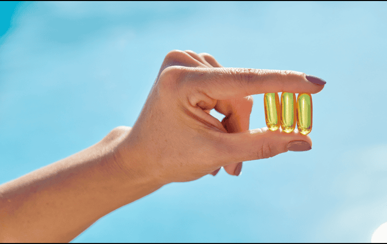 La automedicación, incluso con vitaminas consideradas seguras, puede tener efectos adversos cuando se utilizan dosis elevadas o durante largos periodos. CANVA