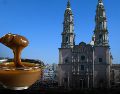 Mientras otras recetas populares se elaboran con leche de cabra, en este municipio jalisciense el ingrediente base es la leche de vaca pura de la región. ESPECIAL / EL INFORMADOR y CANVA