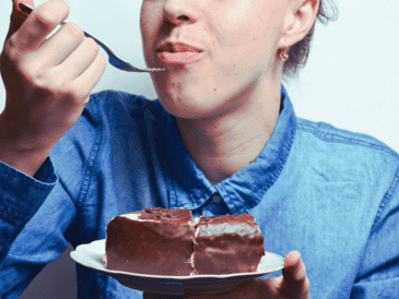 Prohibir un alimento por completo suele generar niveles altos de ansiedad, lo que frecuentemente desemboca en atracones severos y desórdenes alimenticios. ESPECIAL / CANVA