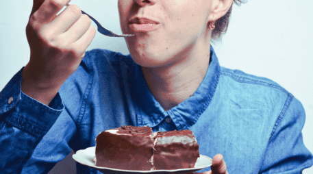 Prohibir un alimento por completo suele generar niveles altos de ansiedad, lo que frecuentemente desemboca en atracones severos y desórdenes alimenticios. ESPECIAL / CANVA