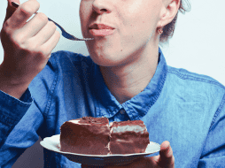 Prohibir un alimento por completo suele generar niveles altos de ansiedad, lo que frecuentemente desemboca en atracones severos y desórdenes alimenticios. ESPECIAL / CANVA