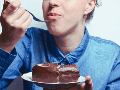 Prohibir un alimento por completo suele generar niveles altos de ansiedad, lo que frecuentemente desemboca en atracones severos y desórdenes alimenticios. ESPECIAL / CANVA