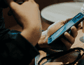 Inicia la suspensión masiva de líneas telefónicas en México por falta de registro. Usuarios con terminación cero que no vincularon su CURP pierden servicios. ESPECIAL/Canva