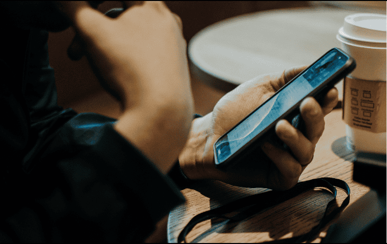 Inicia la suspensión masiva de líneas telefónicas en México por falta de registro. Usuarios con terminación cero que no vincularon su CURP pierden servicios. ESPECIAL/Canva
