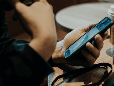 Inicia la suspensión masiva de líneas telefónicas en México por falta de registro. Usuarios con terminación cero que no vincularon su CURP pierden servicios. ESPECIAL/Canva