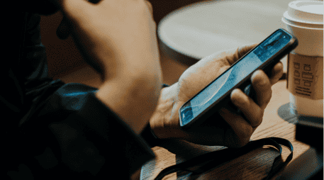 Inicia la suspensión masiva de líneas telefónicas en México por falta de registro. Usuarios con terminación cero que no vincularon su CURP pierden servicios. ESPECIAL/Canva