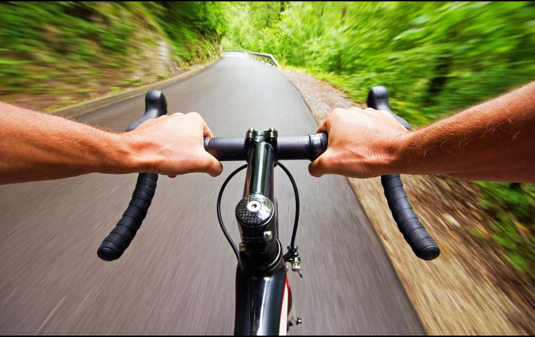 El estudio mostró que las células adiposas humanas expuestas a sangre extraída tras una sesión moderada de ciclismo solo presentaron cambios menores en la actividad génica. ESPECIAL / CANVA