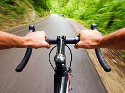 El estudio mostró que las células adiposas humanas expuestas a sangre extraída tras una sesión moderada de ciclismo solo presentaron cambios menores en la actividad génica. ESPECIAL / CANVA