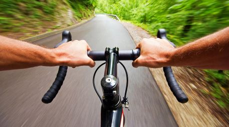 El estudio mostró que las células adiposas humanas expuestas a sangre extraída tras una sesión moderada de ciclismo solo presentaron cambios menores en la actividad génica. ESPECIAL / CANVA