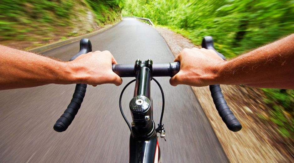 El estudio mostró que las células adiposas humanas expuestas a sangre extraída tras una sesión moderada de ciclismo solo presentaron cambios menores en la actividad génica. ESPECIAL / CANVA