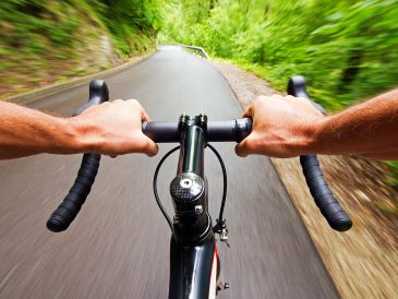 El estudio mostró que las células adiposas humanas expuestas a sangre extraída tras una sesión moderada de ciclismo solo presentaron cambios menores en la actividad génica. ESPECIAL / CANVA