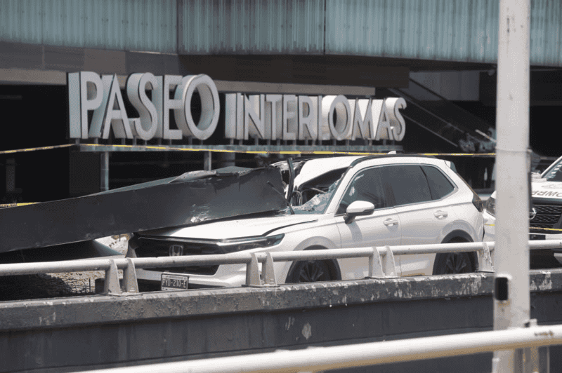 &nbsp;Vehículo siniestrado frente a Plaza Interlomas. SUN / L. Camacho