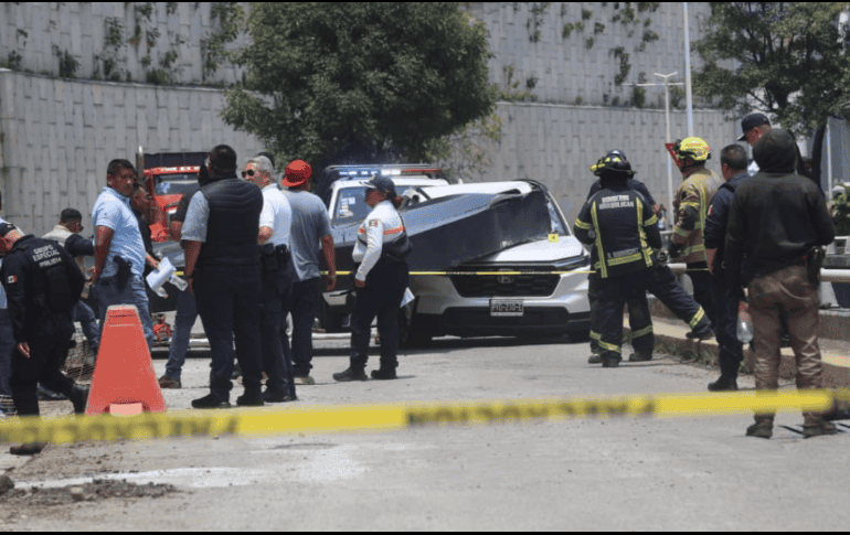 Un medio de circulación nación publicó que uno de los pasajeros del vehículo siniestrado falleció frente a la Plaza Interlomas, en el Estado de México. SUN / L. Camacho