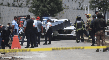 Un medio de circulación nación publicó que uno de los pasajeros del vehículo siniestrado falleció frente a la Plaza Interlomas, en el Estado de México. SUN / L. Camacho