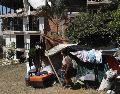Personas esperan en carpas este jueves, junto al edificio Reserva de Meléndez afectado por el terremoto de magnitud 7.4 en Cali. EFE/E. Guzmán