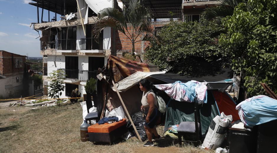 Personas esperan en carpas este jueves, junto al edificio Reserva de Meléndez afectado por el terremoto de magnitud 7.4 en Cali. EFE/E. Guzmán