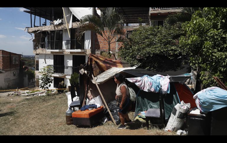 Personas esperan en carpas este jueves, junto al edificio Reserva de Meléndez afectado por el terremoto de magnitud 7.4 en Cali. EFE/E. Guzmán