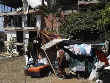 Personas esperan en carpas este jueves, junto al edificio Reserva de Meléndez afectado por el terremoto de magnitud 7.4 en Cali. EFE/E. Guzmán
