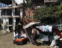 Personas esperan en carpas este jueves, junto al edificio Reserva de Meléndez afectado por el terremoto de magnitud 7.4 en Cali. EFE/E. Guzmán
