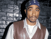 La muerte de Tupac Shakur a los 25 años dejó una herida profunda en la cultura hip-hop, ocurriendo en el clímax de la infame rivalidad entre las disqueras de la Costa Este y la Costa Oeste de Estados Unidos. ESPECIAL