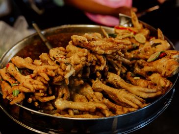 Las patitas de pollo son un superalimento lleno de colágeno natural. ESPECIAL/PEXELS