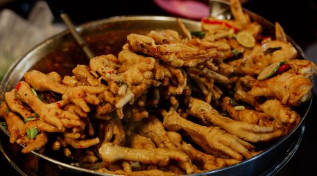 Las patitas de pollo son un superalimento lleno de colágeno natural. ESPECIAL/PEXELS